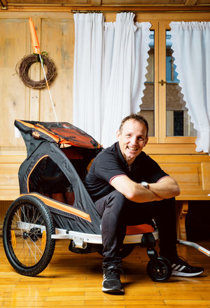 Fahrradfahren mit Anhänger ist ganz schön praktisch. Hin und wieder lässt sich auch ein Bürgermeister (im Bild Bgm. Lukas Schrattenthaler aus Sulzberg) mitnehmen.
Fotocredit ist: Energieinstitut/Markus Gmeiner