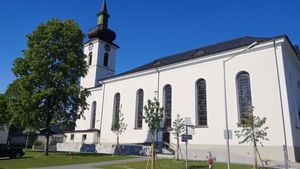 Das DENK.MAL wurde in einer parkähnlichen Anlage östlich der Pfarrkirche situiert. ©ME
