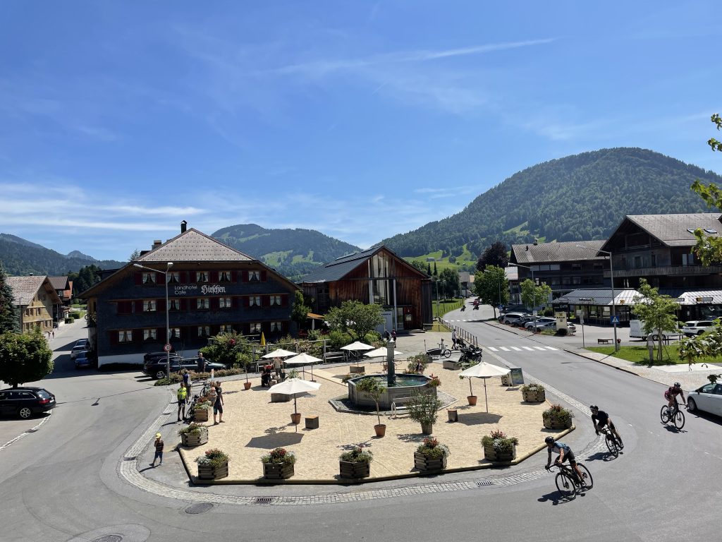 Impressionen vom Dorfplatz (Fotos: Christiane Eberle):